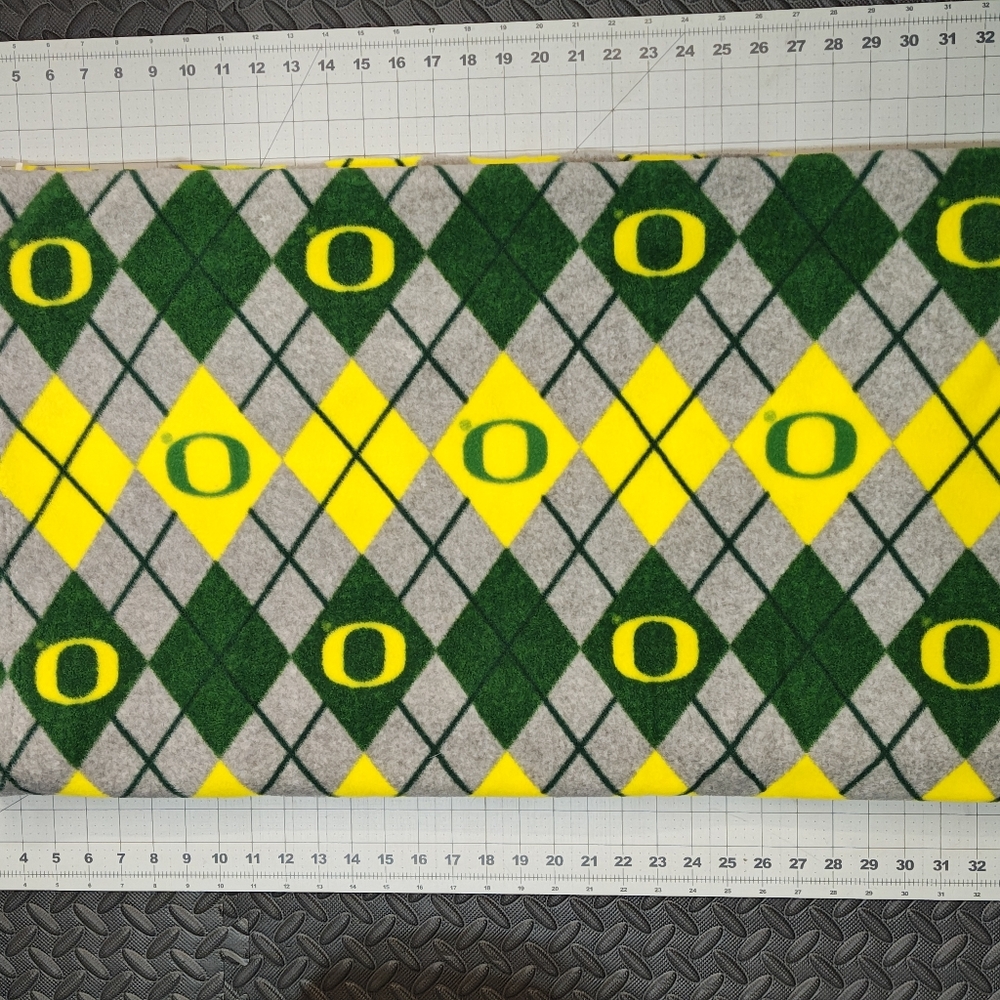🆕 2 Yards of licensed Oregon Duck argyle blanket fleece fabric College Sports